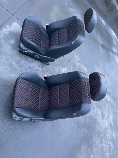 IMG_7981 MG ZTT – Bancos Pele & Tecido Quadrados Vermelhos Carrinha