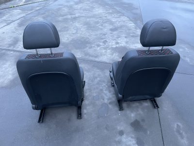 IMG_7982 MG ZTT – Bancos Pele & Tecido Quadrados Vermelhos Carrinha